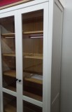 Шкаф-витрина Хемнэс ориг. стекло белый / светло коричневый ф2 Шкаф-витрина Хемнэс ориг. стекло белый / светло коричневый ф2